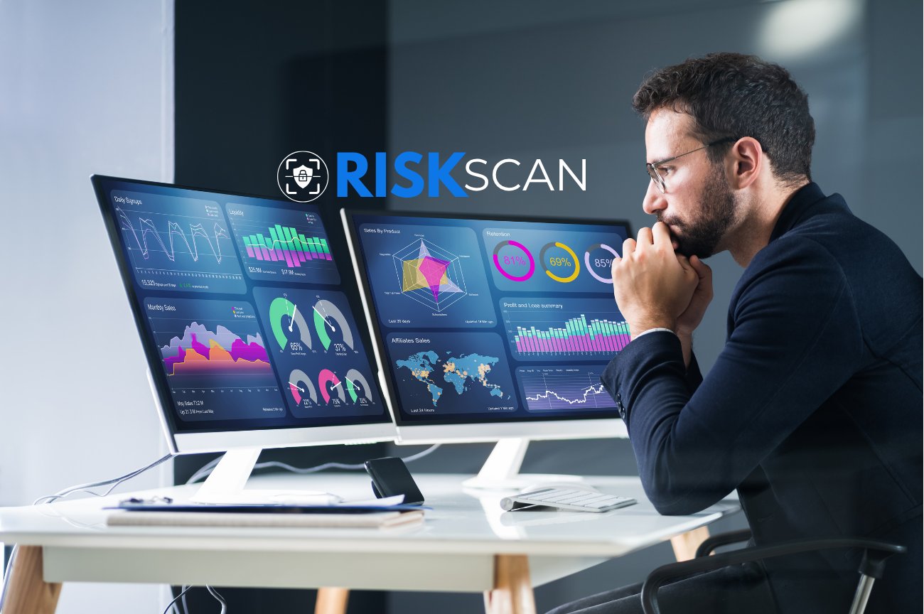 Gerente general revisando en dos monitores el tablero ejecutivo de riesgo de RISKscan